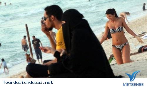 Không nên mặc bikini giữa nơi đông người