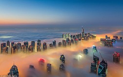 Bình minh Dubai trong lớp sương mù nhiều mầu sắc