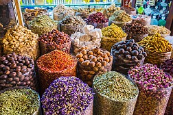 Lạc lối trong chợ gia vị Spice Souk ở Dubai