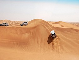 Trải nghiệm lướt cát bằng ô tô trên sa mạc DuBai