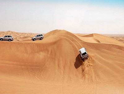 Trải nghiệm lướt cát bằng ô tô trên sa mạc DuBai Trải nghiệm lướt cát bằng ô tô trên sa mạc DuBai