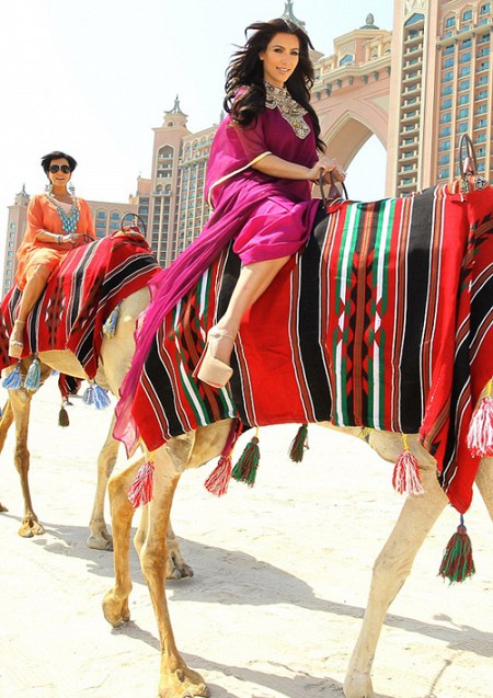 Ngắm nhìn Kim Kardashian cưỡi lạc đà trên guốc 15cm ở Dubai