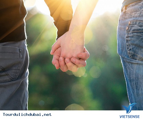 Không thể hiện tình cảm ở nơi công cộng Không thể hiện tình cảm ở nơi công cộng