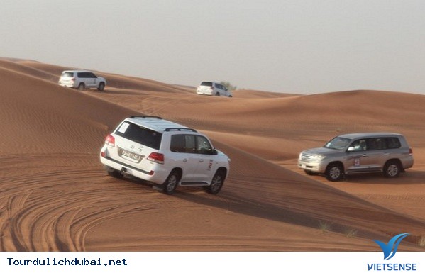 Trải nghiệm lướt cát bằng ô tô trên sa mạc DuBai - Ảnh 3