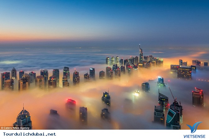 Bình minh Dubai trong lớp sương mù nhiều mầu sắc - Ảnh 1 Bình minh Dubai trong lớp sương mù nhiều mầu sắc - Ảnh 1