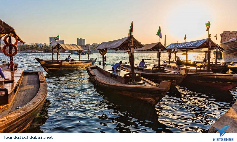 Đi thuyền gỗ dọc lạch Dubai Đi thuyền gỗ dọc lạch Dubai