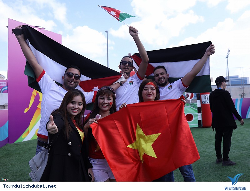 Người Dubai Ăn Mừng Chiến Thắng Cùng Với CĐV Việt Nam - Ảnh 1 Người Dubai Ăn Mừng Chiến Thắng Cùng Với CĐV Việt Nam - Ảnh 1