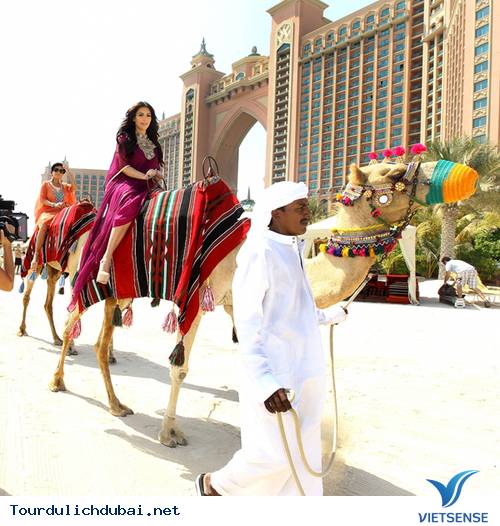 Ngắm nhìn Kim Kardashian cưỡi lạc đà trên guốc 15cm ở Dubai - Ảnh 2