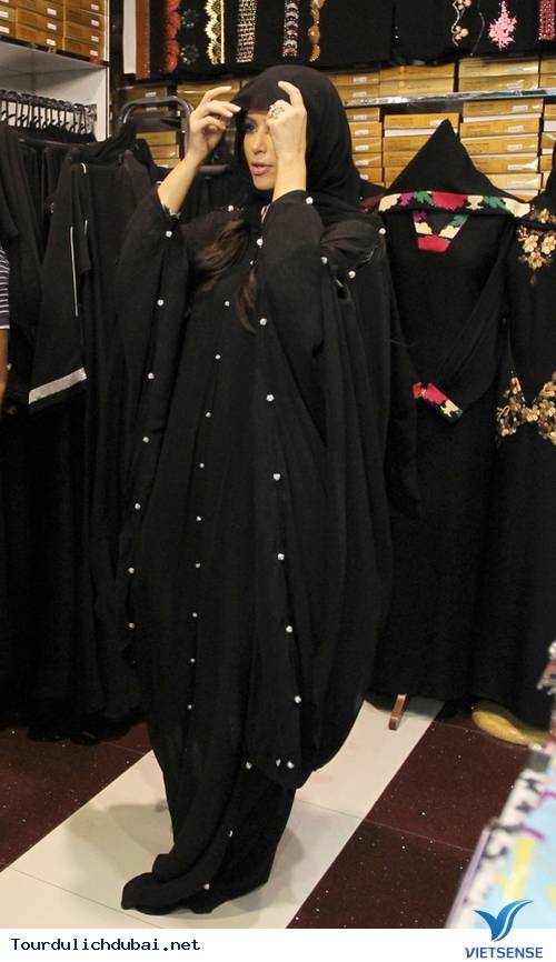 Ngắm nhìn Kim Kardashian cưỡi lạc đà trên guốc 15cm ở Dubai - Ảnh 8