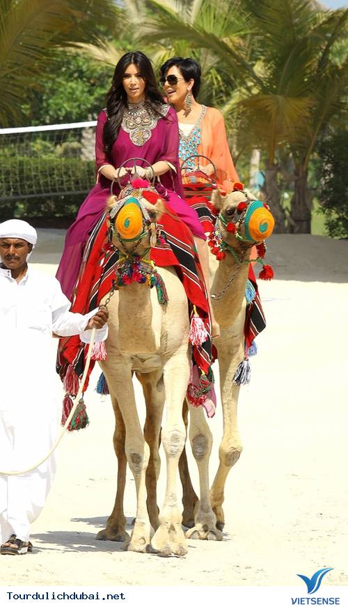 Ngắm nhìn Kim Kardashian cưỡi lạc đà trên guốc 15cm ở Dubai - Ảnh 3