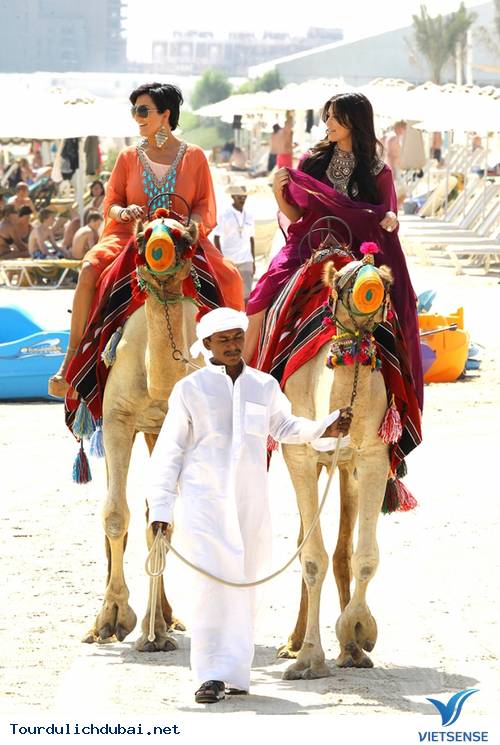 Ngắm nhìn Kim Kardashian cưỡi lạc đà trên guốc 15cm ở Dubai - Ảnh 4