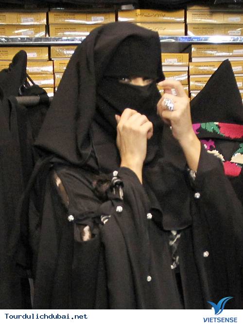 Ngắm nhìn Kim Kardashian cưỡi lạc đà trên guốc 15cm ở Dubai - Ảnh 10