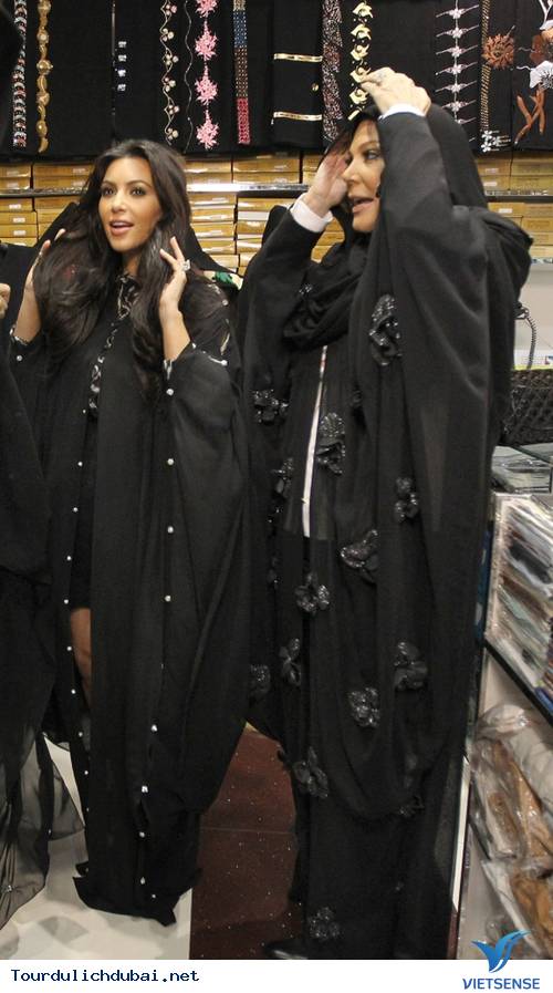 Ngắm nhìn Kim Kardashian cưỡi lạc đà trên guốc 15cm ở Dubai - Ảnh 9