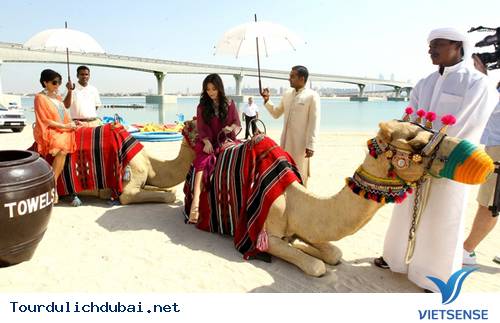 Ngắm nhìn Kim Kardashian cưỡi lạc đà trên guốc 15cm ở Dubai - Ảnh 6