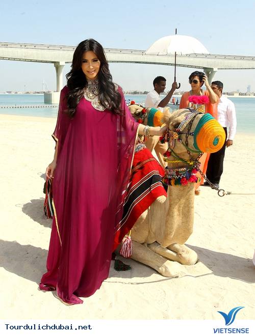 Ngắm nhìn Kim Kardashian cưỡi lạc đà trên guốc 15cm ở Dubai - Ảnh 5
