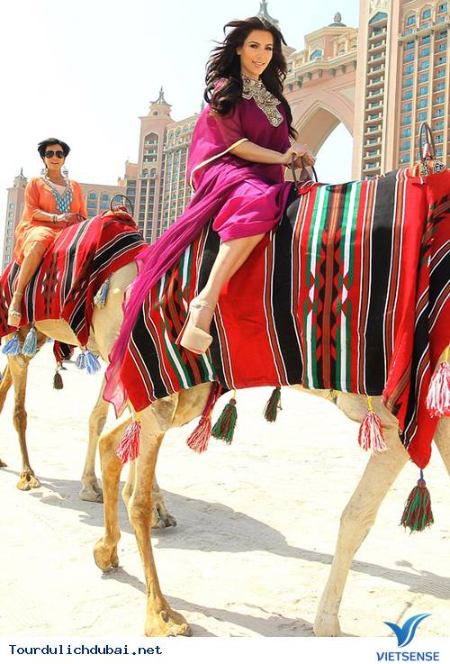 Ngắm nhìn Kim Kardashian cưỡi lạc đà trên guốc 15cm ở Dubai - Ảnh 1