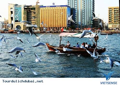 Dạo chơi bằng thuyền abra trên nhánh sông Dubai Creek Dạo chơi bằng thuyền abra trên nhánh sông Dubai Creek