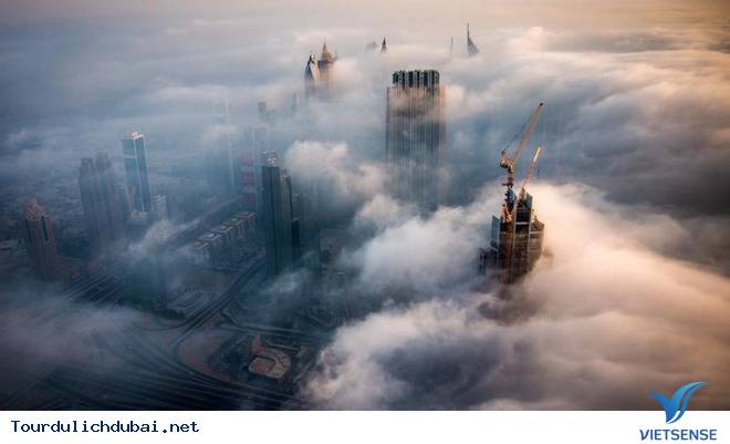 Thưởng ngoạn sương mù huyền ảo trên tòa nhà chọc trời ở Dubai - Ảnh 1 Thưởng ngoạn sương mù huyền ảo trên tòa nhà chọc trời ở Dubai - Ảnh 1