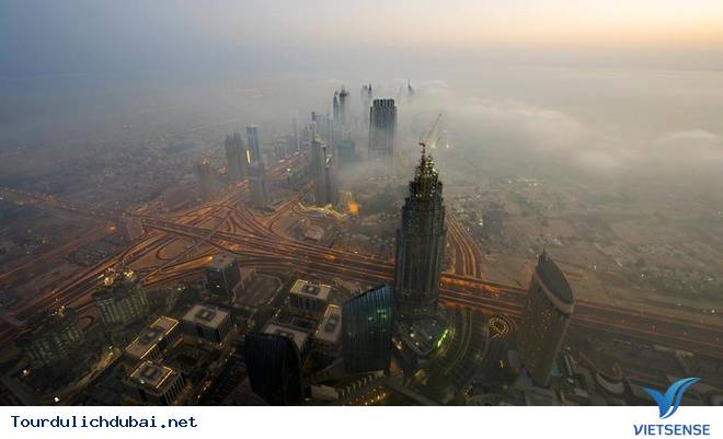 Thưởng ngoạn sương mù huyền ảo trên tòa nhà chọc trời ở Dubai - Ảnh 5 Thưởng ngoạn sương mù huyền ảo trên tòa nhà chọc trời ở Dubai - Ảnh 5